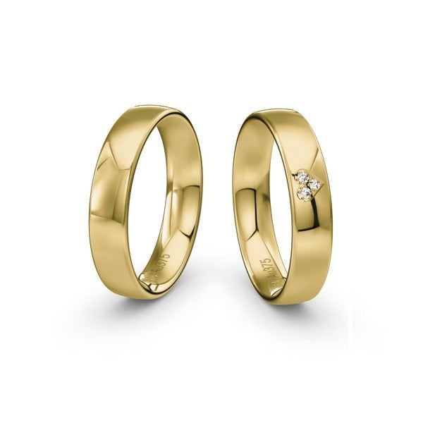 Romantiske Siersbøl vielsesringe i 9 eller 14 karat guld med 0,021 ct diamanthjerte fra Siersbøl Wedding – blanke 4 mm brede ringe med flad profil.